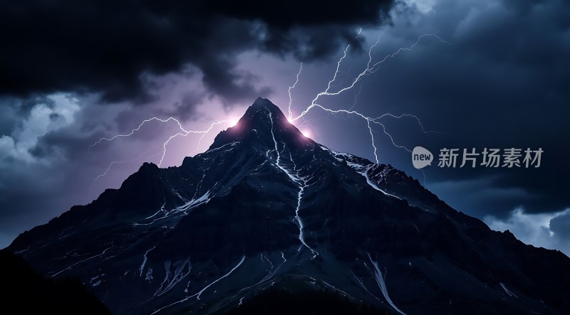 雷击之巅黑暗中的闪电风暴