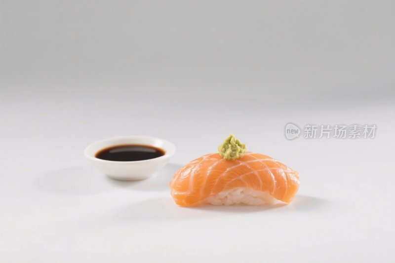 寿司与酱油展示