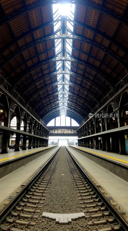 阳光下的铁轨与站台