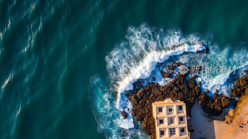 海浪拍打礁石的壮丽景象