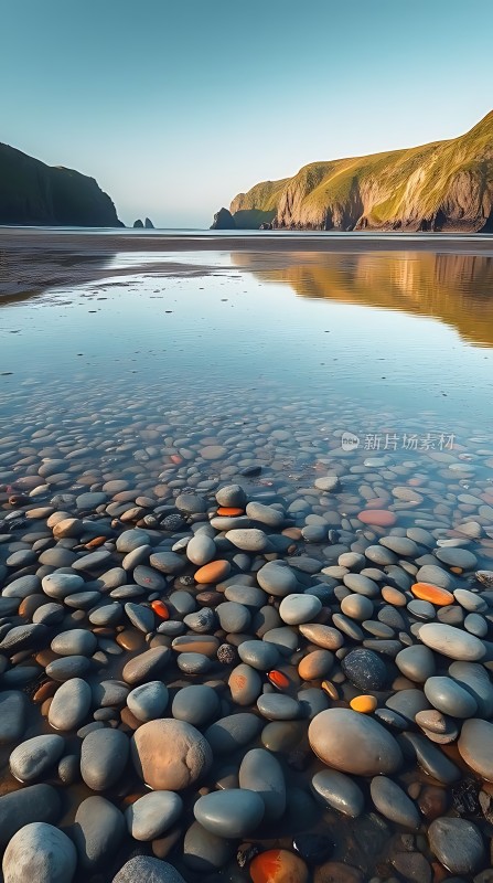 碧波轻抚石滩阳光洒落山峦