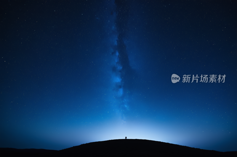 星空一个人站在山上星空充满背景纹理图片