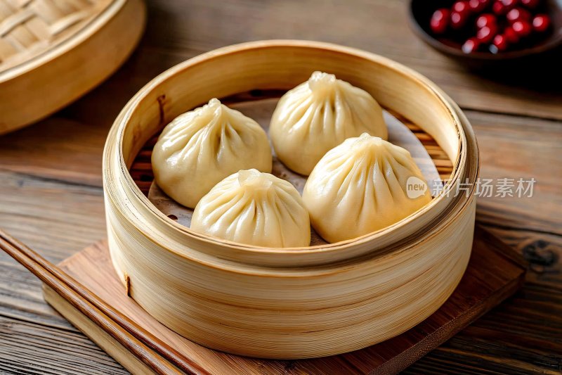 竹制蒸笼里的美味包子