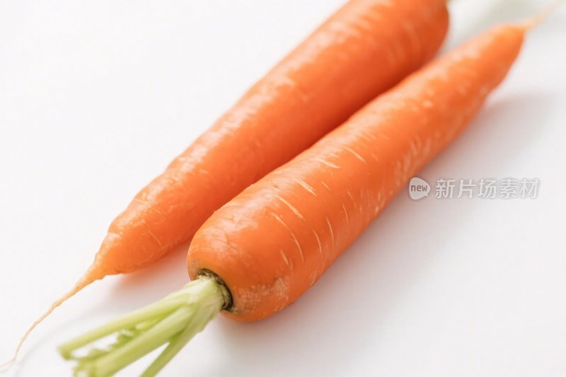 两根新鲜胡萝卜