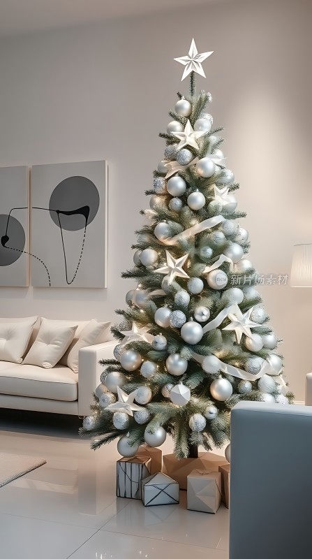 现代家居圣诞树装饰温馨节日氛围