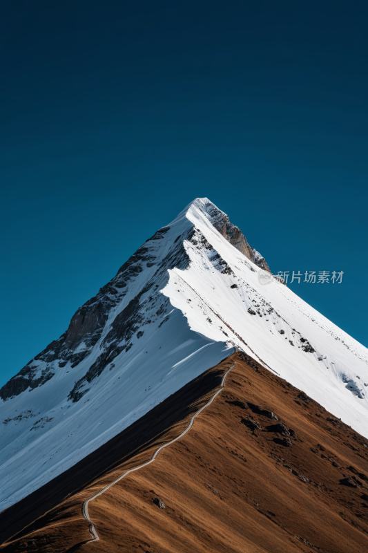 一座白雪覆盖山上面一条小路高清风景图片