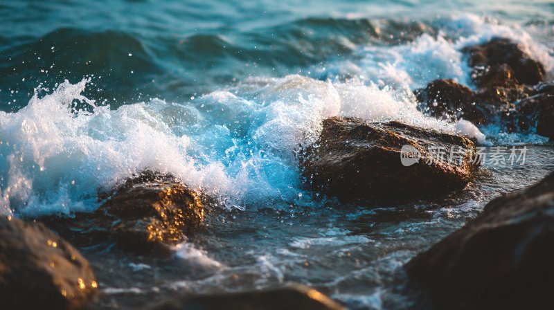 海浪拍打礁石的美丽景象