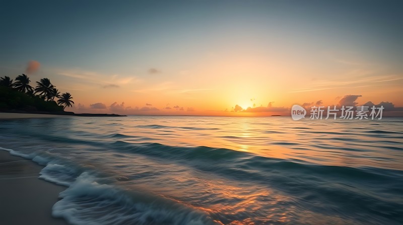 日落椰林海浪轻拍沙滩