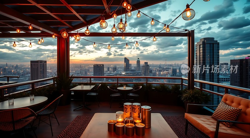 城市夜景下的温馨露台