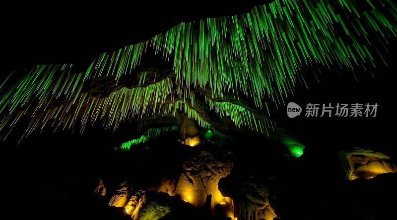 绿色光束下的神秘洞穴世界