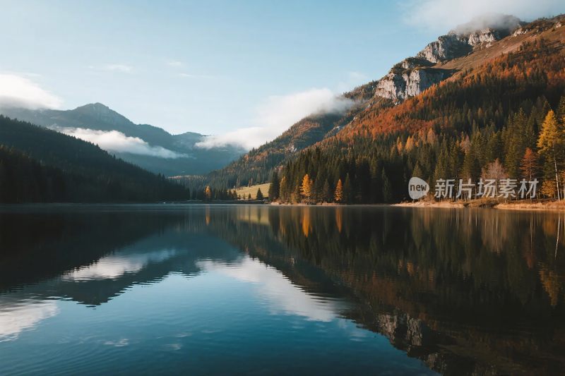 山间湖泊秋日美景