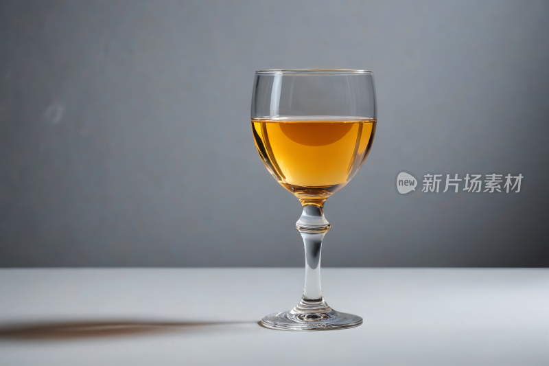 桌子上放着一杯酒高清图片