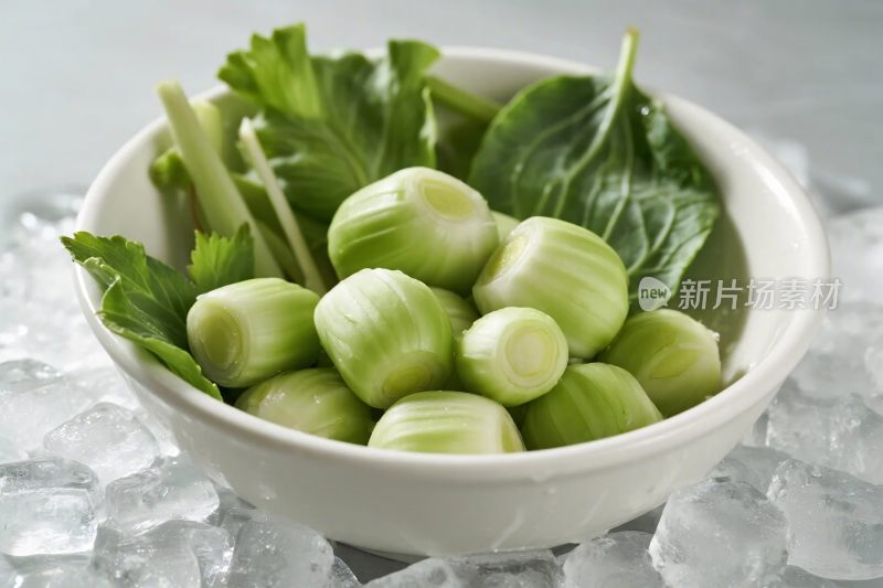 白色碗装绿色食材