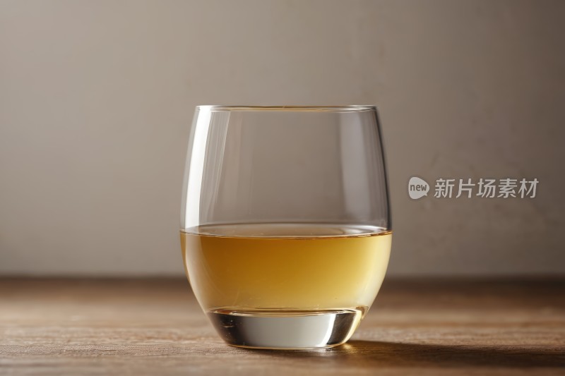 桌子上放着一杯酒精高清图片