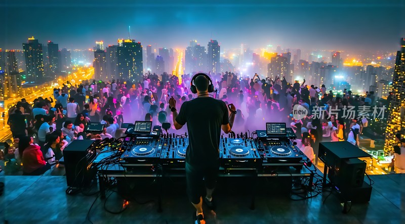 夜幕下的城市派对DJ引领 crowd 一起嗨翻屋顶