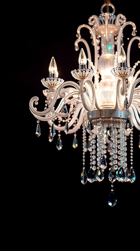 璀璨水晶吊灯华丽灯光闪耀夜空