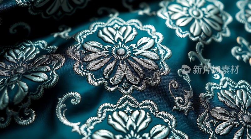 银色花纹布料特写