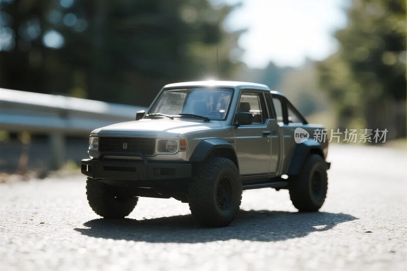 灰色模型皮卡车置于道路上