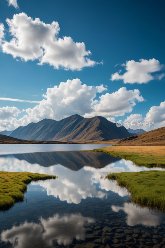 一片草地中央一个小湖高清风景图片