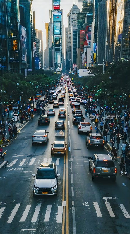 繁华都市街道车水马龙高楼林立人群熙攘