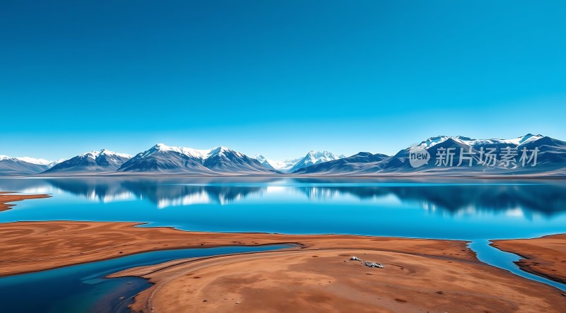 雪山倒影映碧波