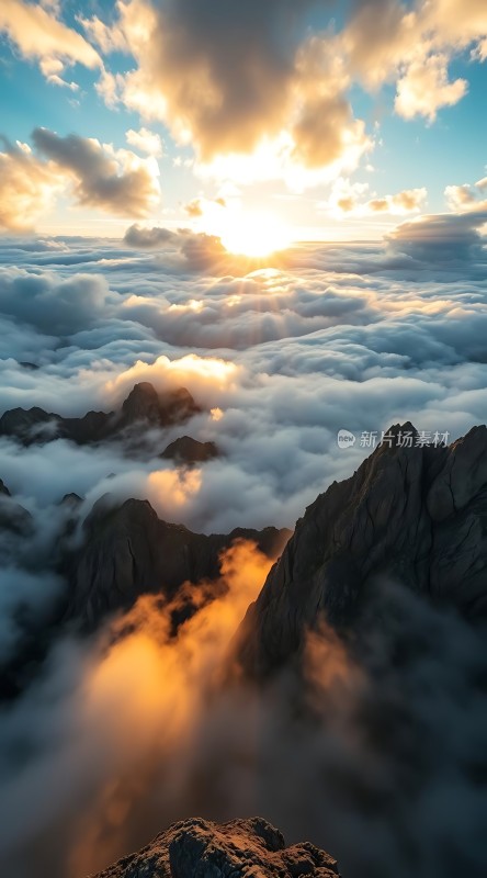 云海日出金光闪耀的山峰