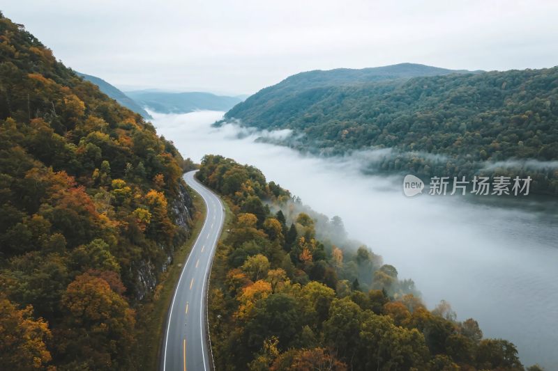 山间蜿蜒公路秋景