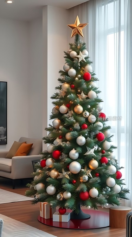 温馨圣诞树红色金色装饰点缀节日氛围浓厚