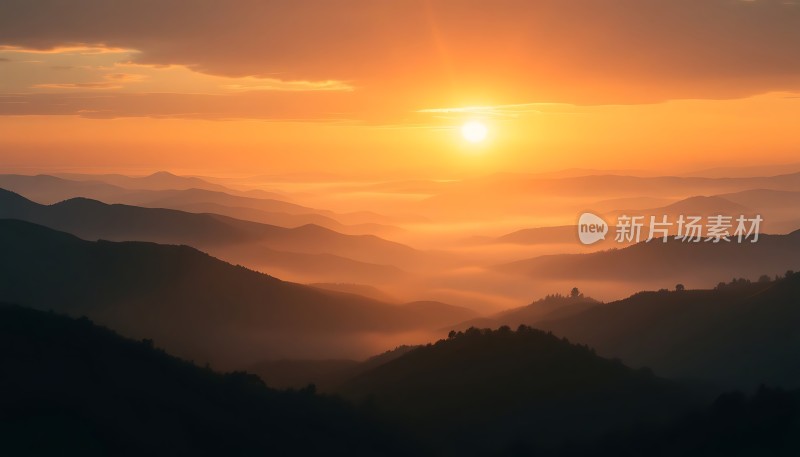 日出山峦云海间晨光洒满大地