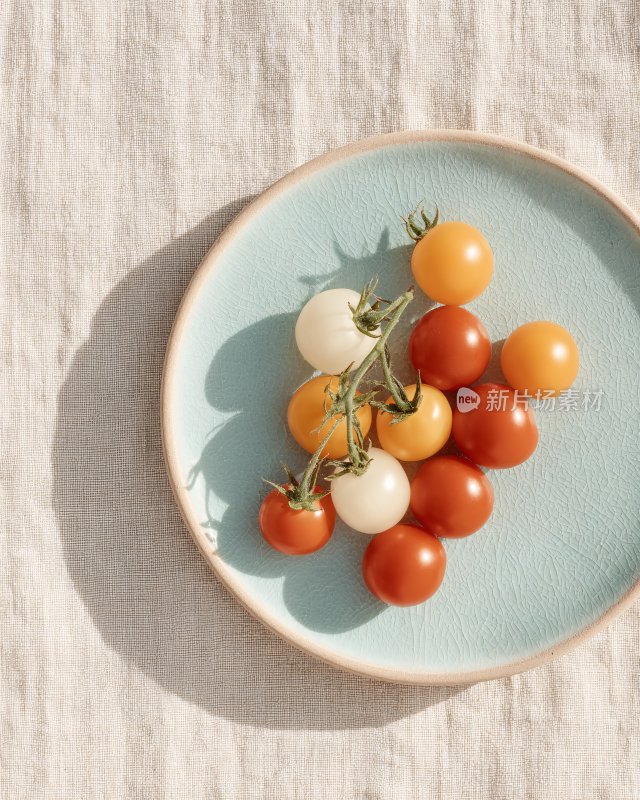盘中小番茄静物图