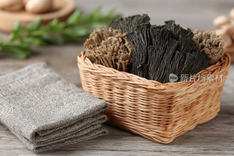 木桌上篮子中的干货食材
