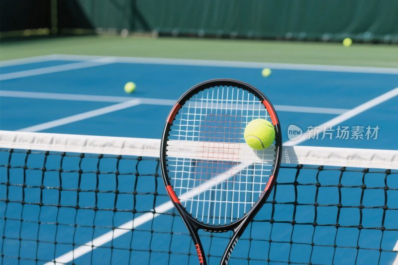 网球场上的网球与球拍