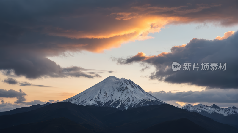 群山阴云密布天空下山峰被雪覆盖