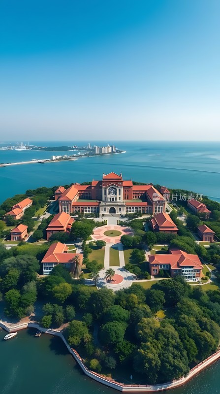 海滨红顶建筑群绿树环绕蓝天碧海映衬