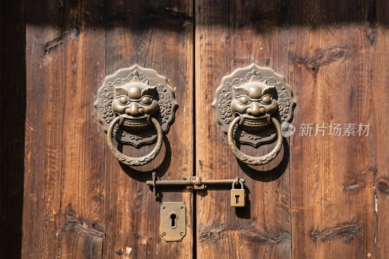 古木门与门环装饰