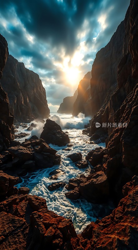 阳光下的海浪与岩石