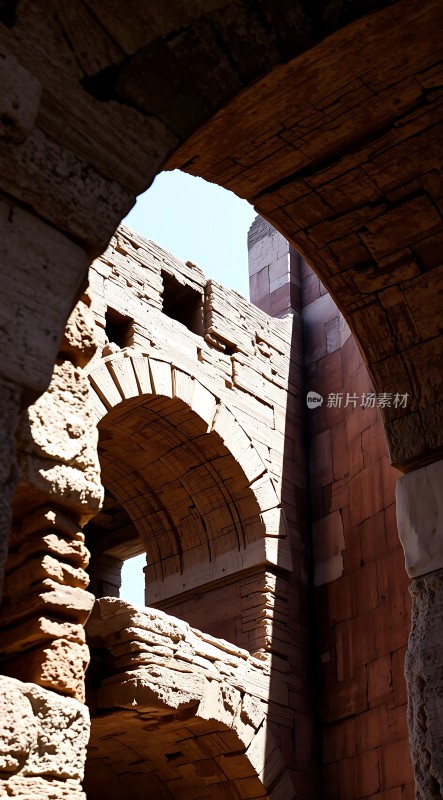 古建筑红砖拱门阳光下的历史遗迹