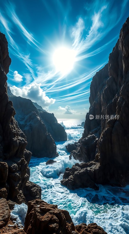 阳光下的海浪与岩石