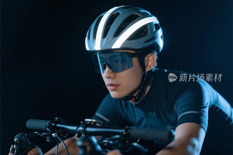 夜间骑行者骑行