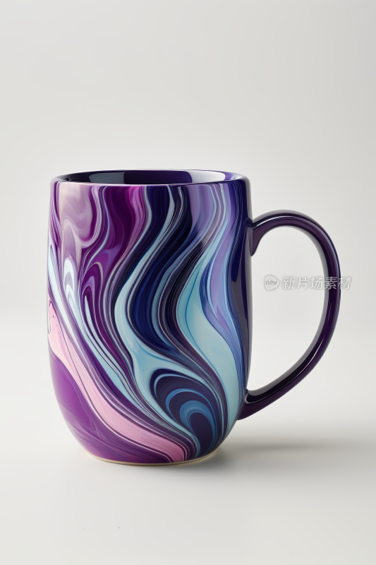 紫色和蓝色咖啡杯上面有旋转设计高清图片