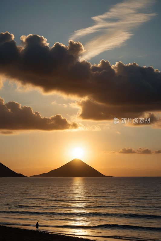 海上的日落一个人在海滩上散步高清风景图片