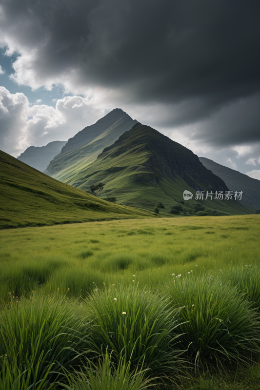 阴云密布的天空下群山的草地高清风景图片