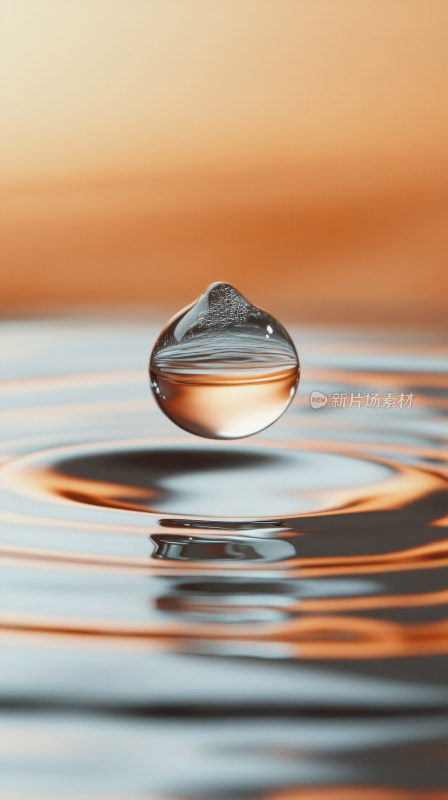 水滴产生涟漪特写