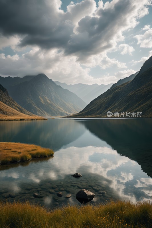 一个湖一座高山清图片