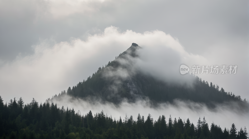 一座被雾和云覆盖的高山清风景图片