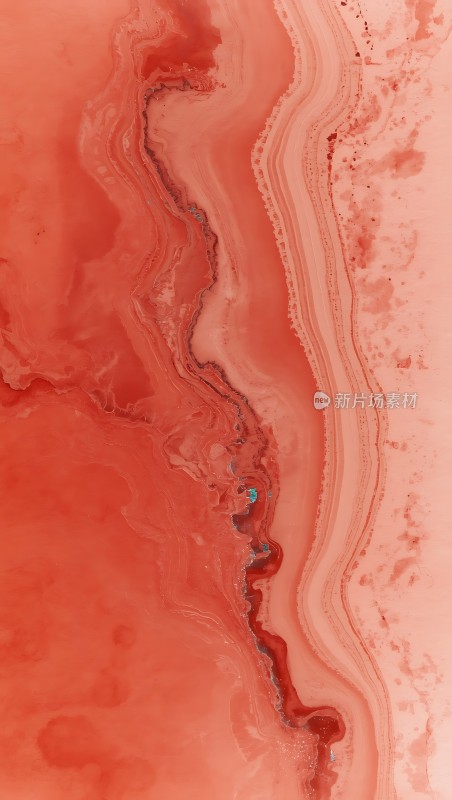 红色墨水在白色背景上扩散的艺术效果