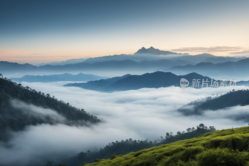 山上笼罩着雾气和低云山上风景