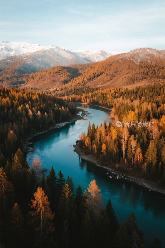 秋日山间河流美景