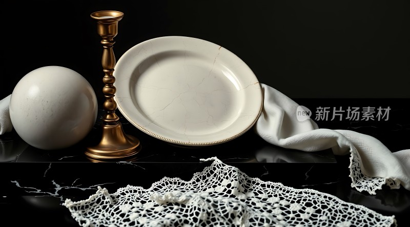 古铜烛台白瓷盘