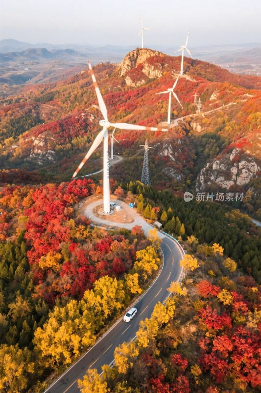 秋日山间风车与公路美景